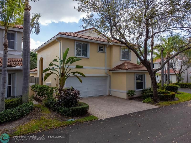 Property Photo:  1140 Pin Oak St  FL 33019 