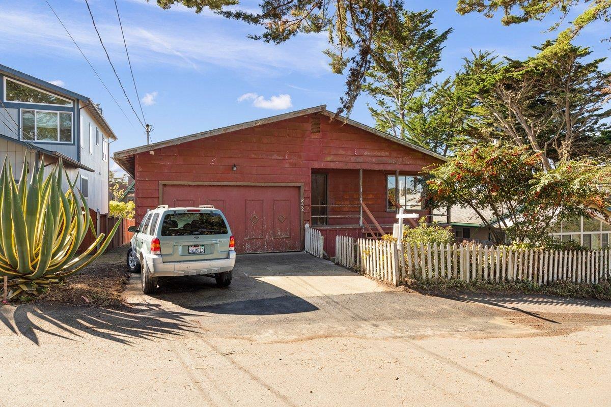 Property Photo:  852 Linda Vista Street  CA 94038 