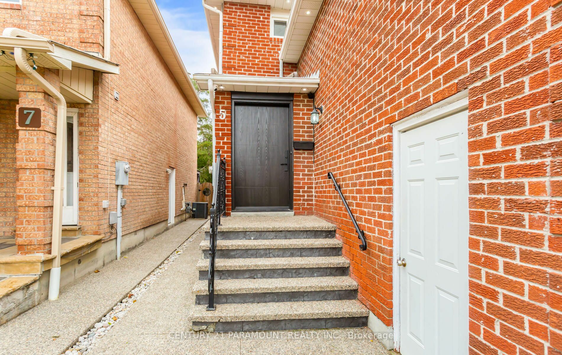 Property Photo:  5 Corona Gate S  ON L6Y 3N4 