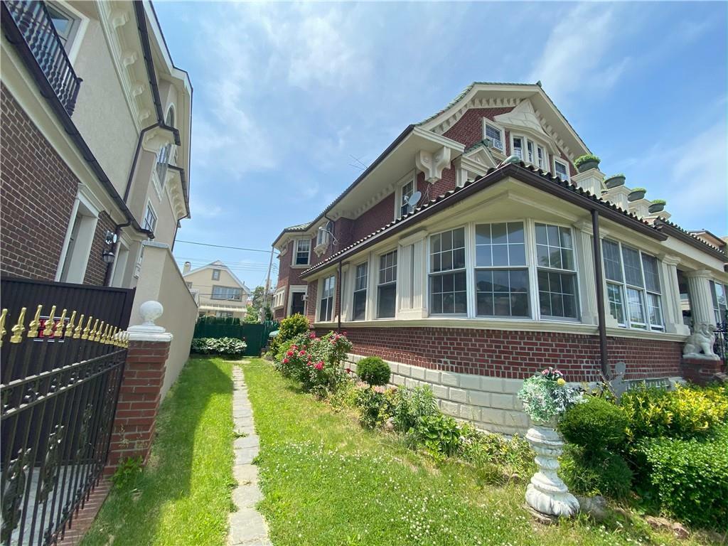 Property Photo:  216 Exeter Street  NY 11235 