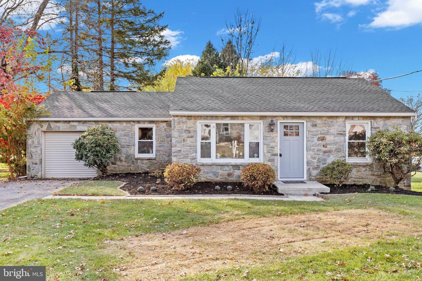 Property Photo:  318 Dahlia Road  PA 17602 