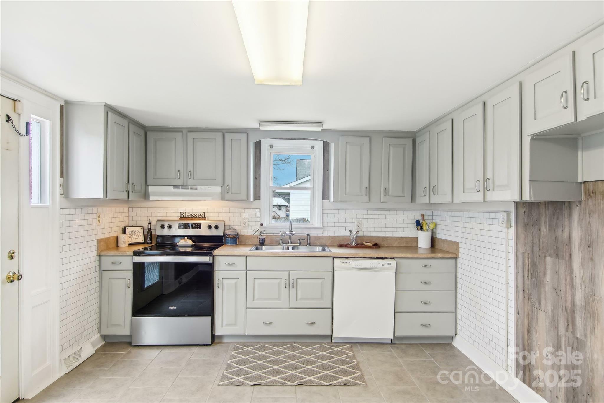 Property Photo:  650 Camelot Drive  NC 28786 