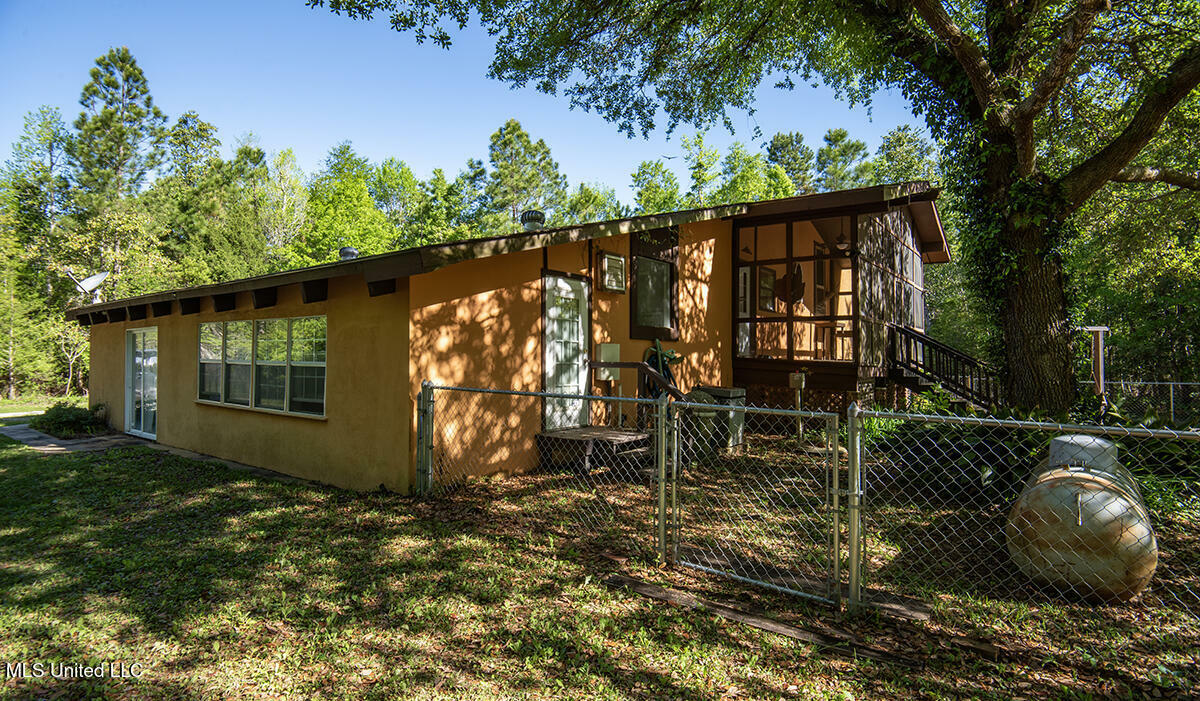 Property Photo:  301 Jeff Davis Avenue  MS 39576 