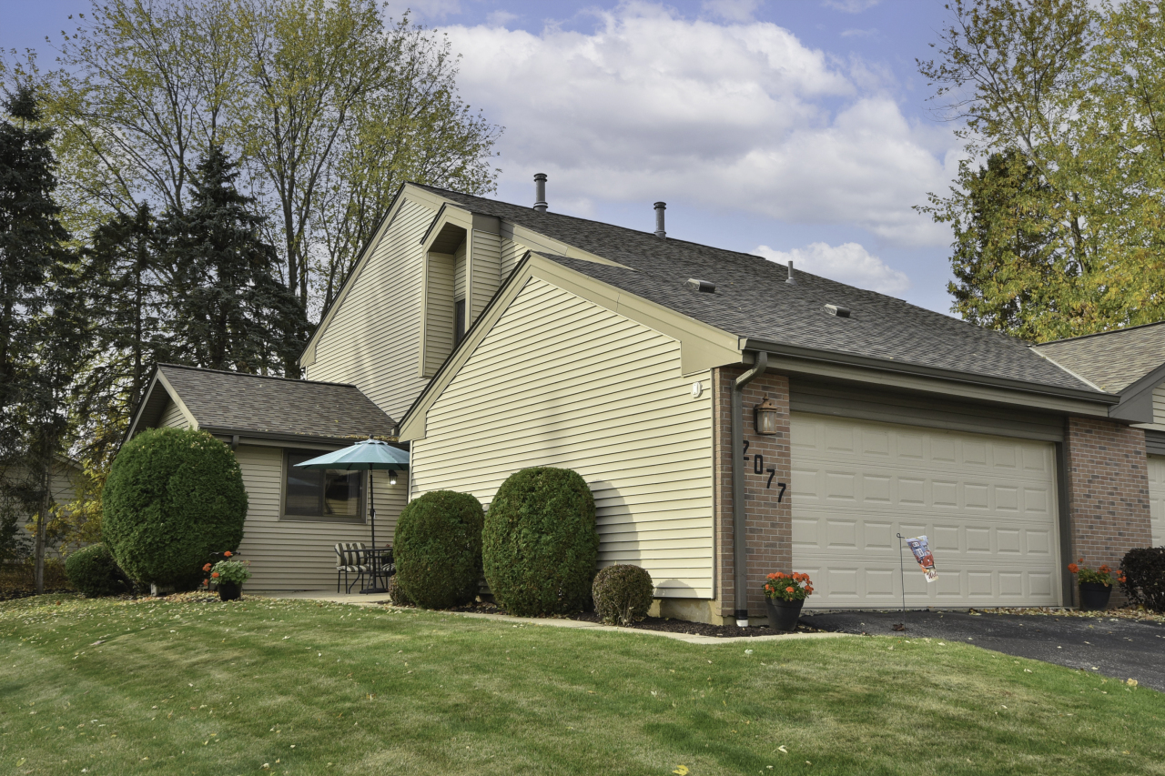 Property Photo:  2077 E Pendragon Ct  WI 53154 