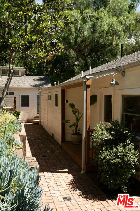 Property Photo:  6977 Sunnydell Trail  CA 90068 