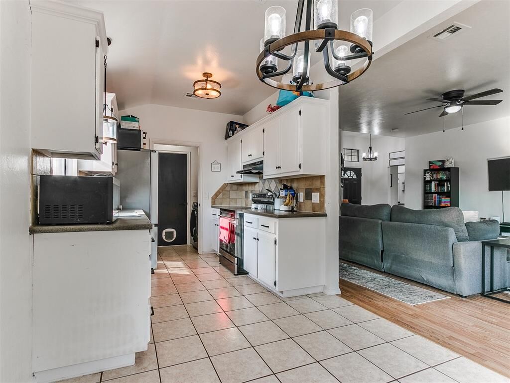 Property Photo: 105 W 10th Place OK 73003