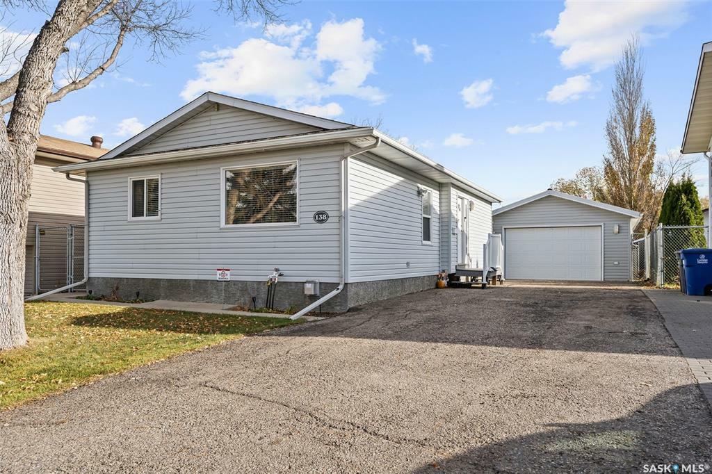 Property Photo:  138 Devonshire Crescent  SK S7L 5V7 