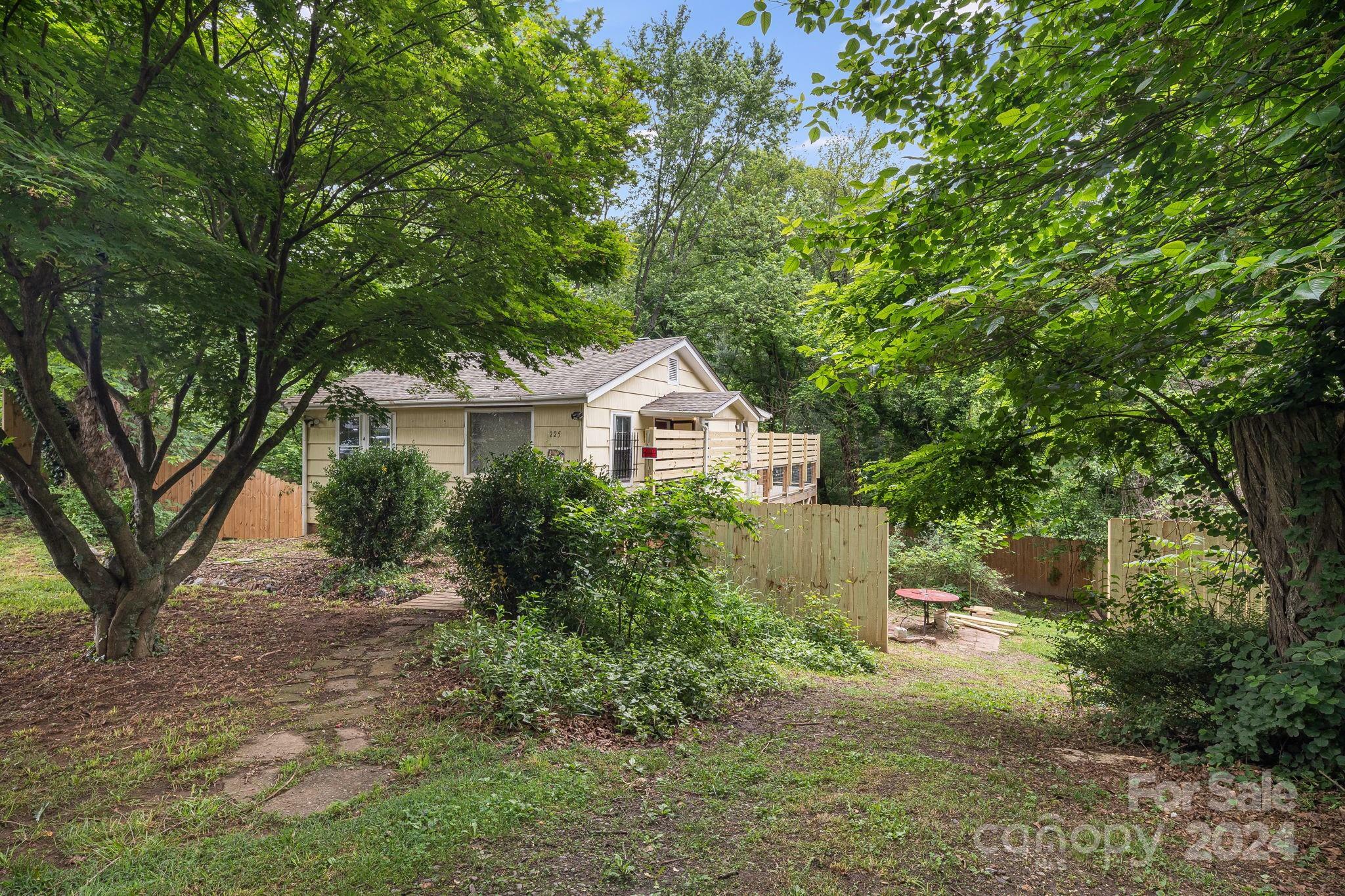 Property Photo:  225 State Street  NC 28806 