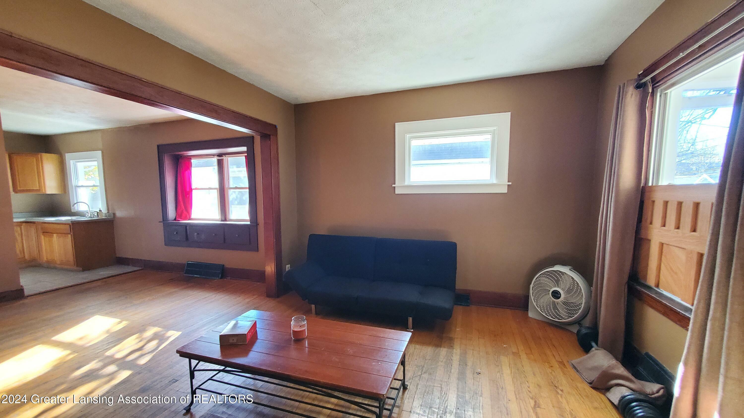 Property Photo:  930 Mahlon Street  MI 48906 