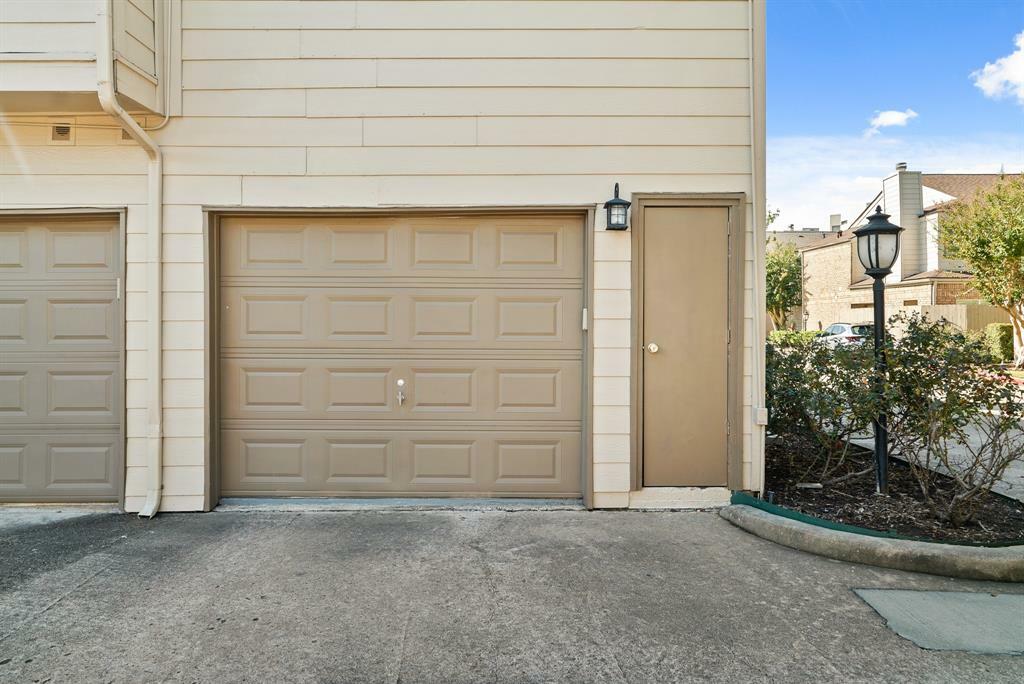 Property Photo:  1829 Augusta Drive 33  TX 77057 