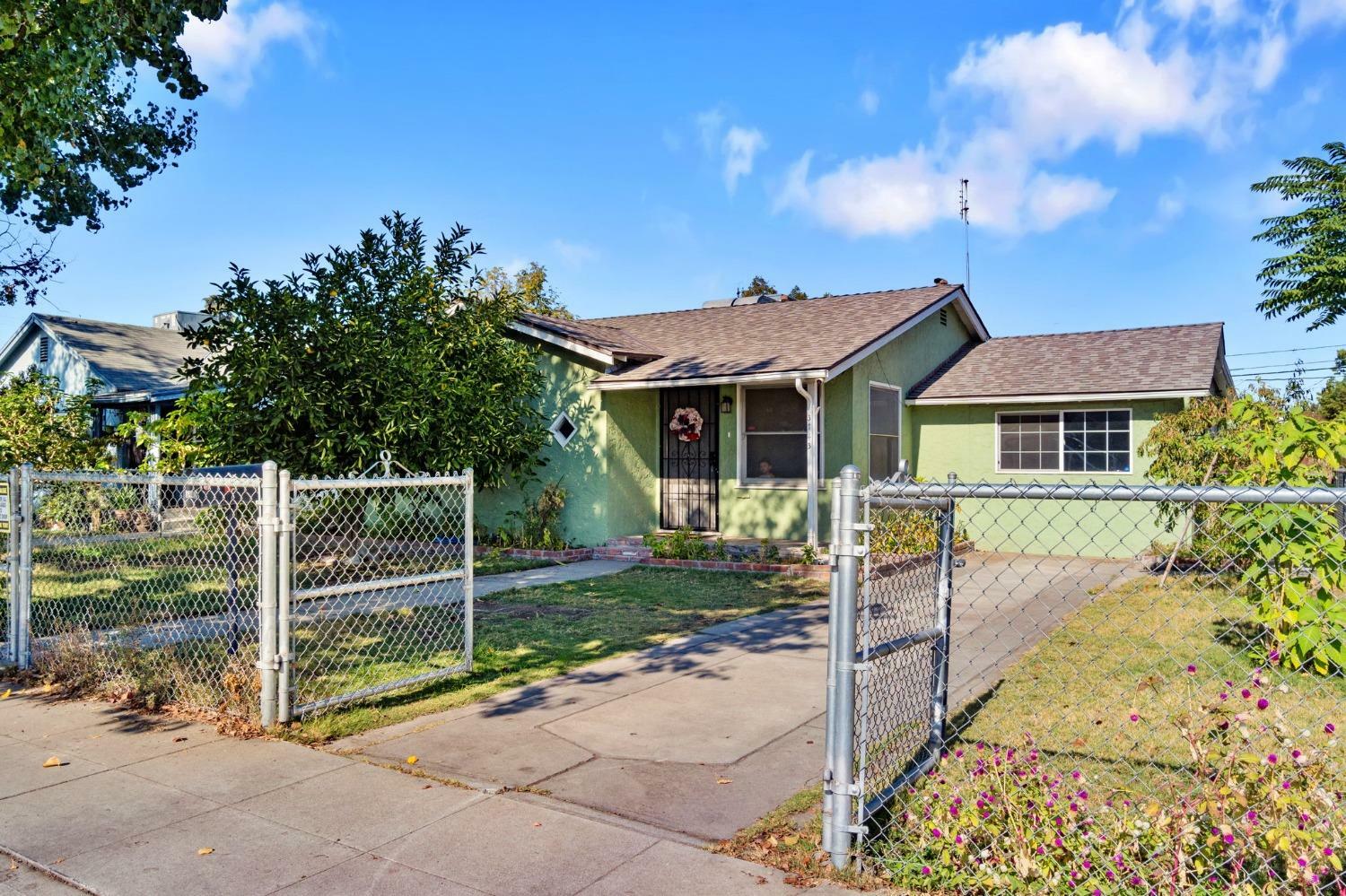 Property Photo:  3143 E Lamona Avenue  CA 93703 