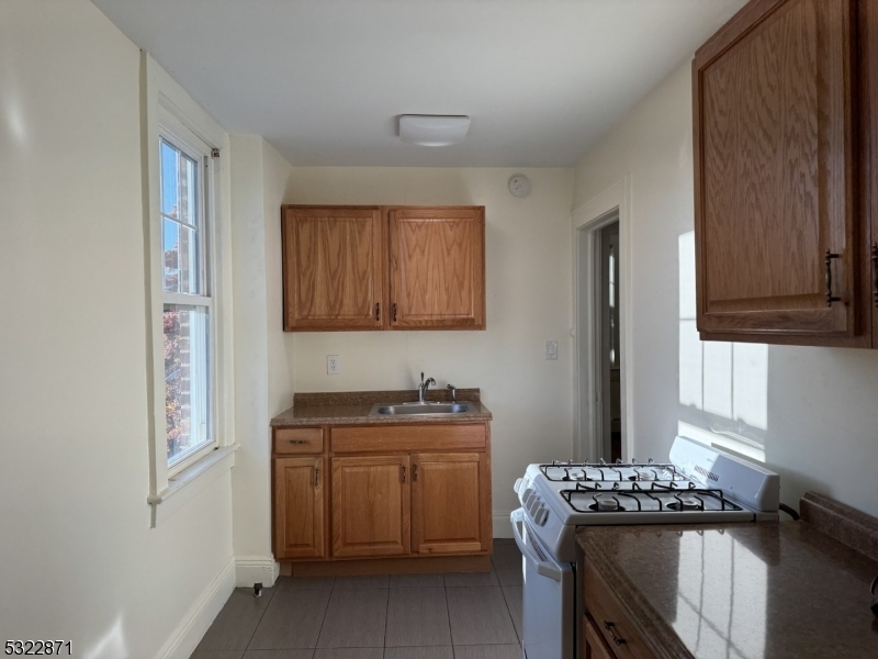 Property Photo:  5 Cloverhill Pl 3  NJ 07042 