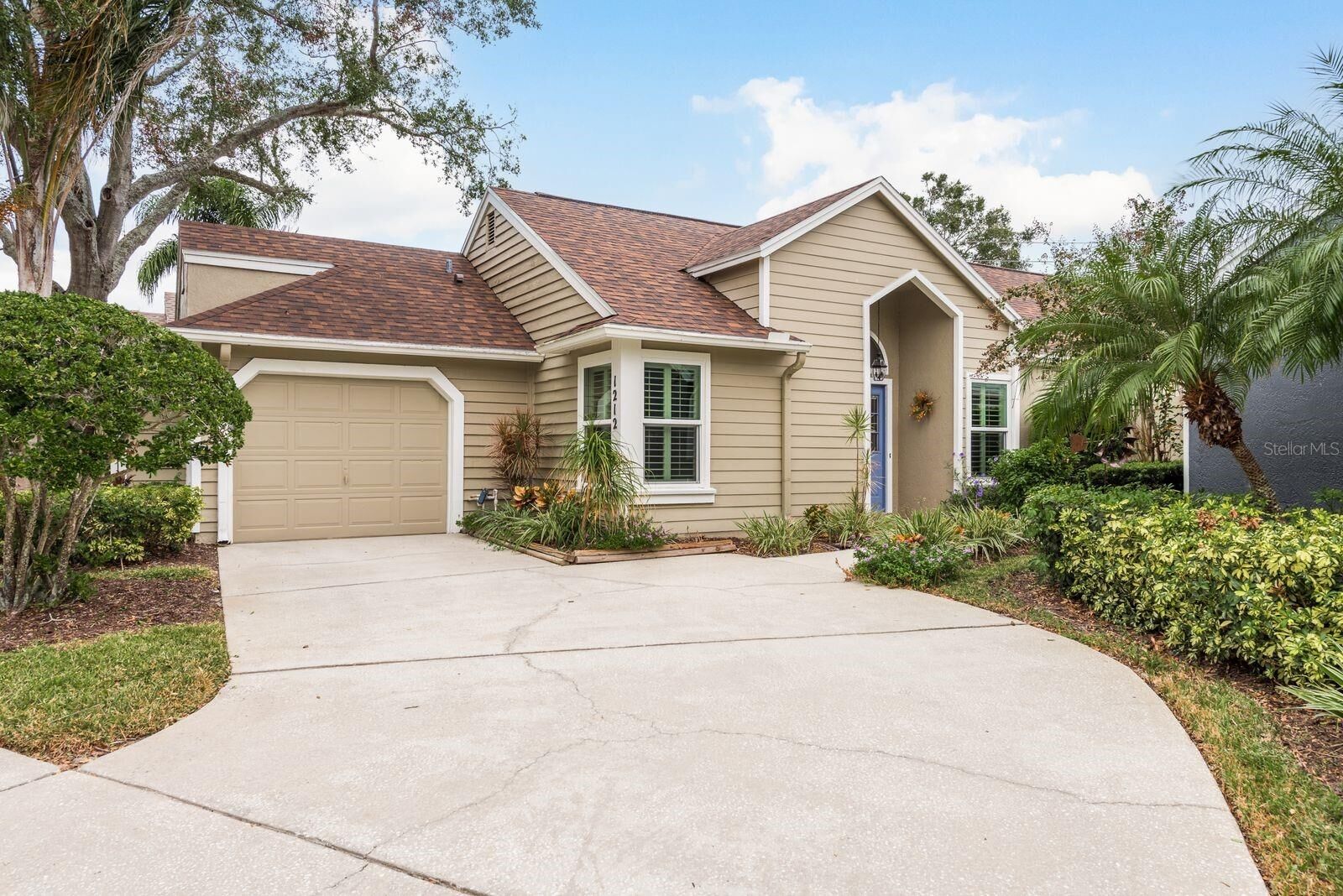 Property Photo:  1212 Roxbury Drive  FL 34695 