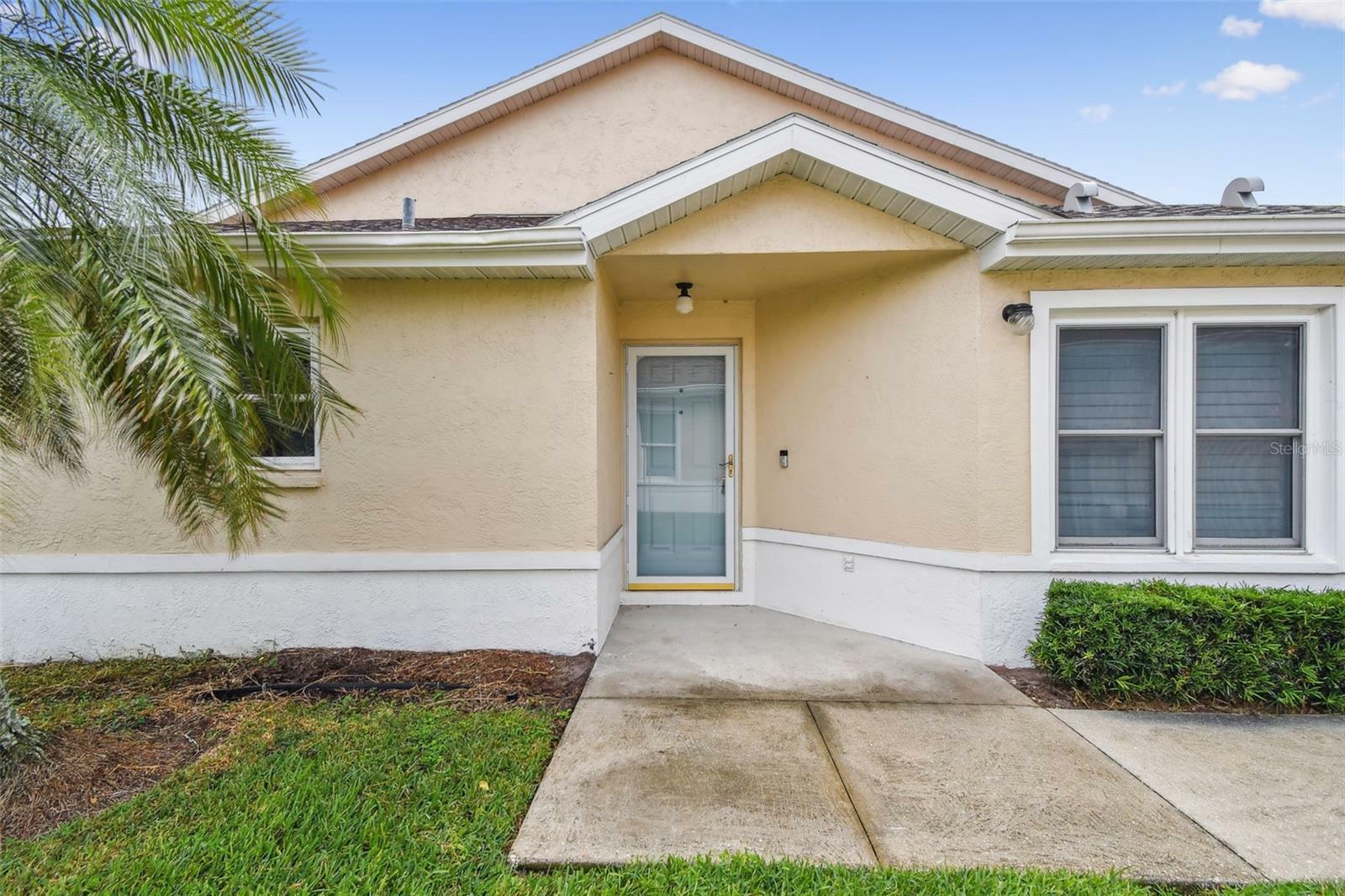 Property Photo:  2612 Edgewater Court  FL 34221 