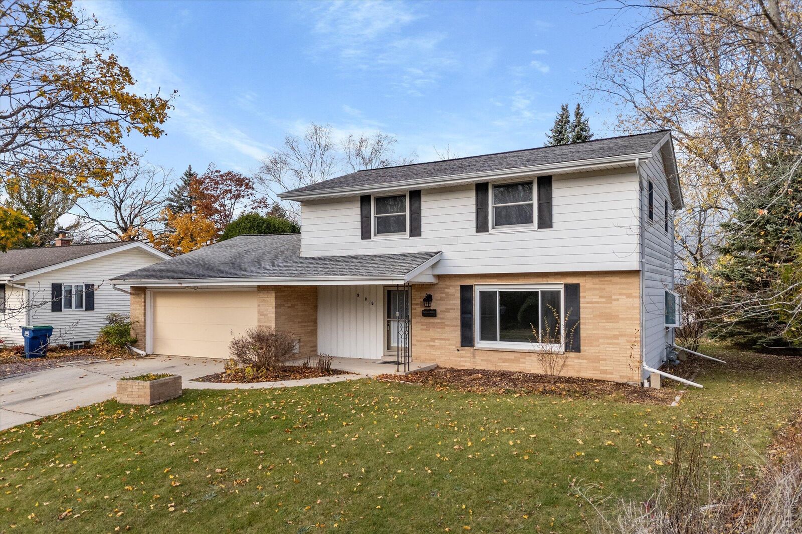 Property Photo:  906 Woodland Ave  WI 53074 