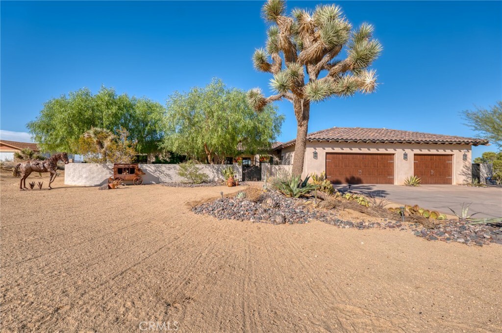 Property Photo: 61138 Onaga Trail CA 92252