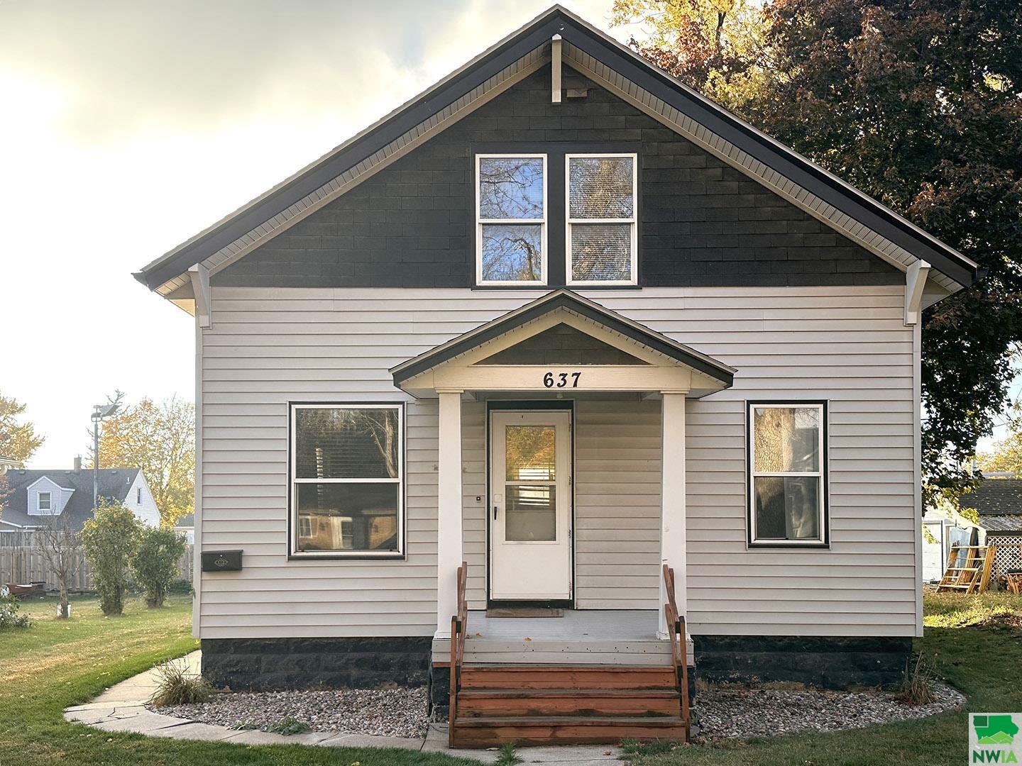 Property Photo:  637 1st Ave NE  IA 51250 