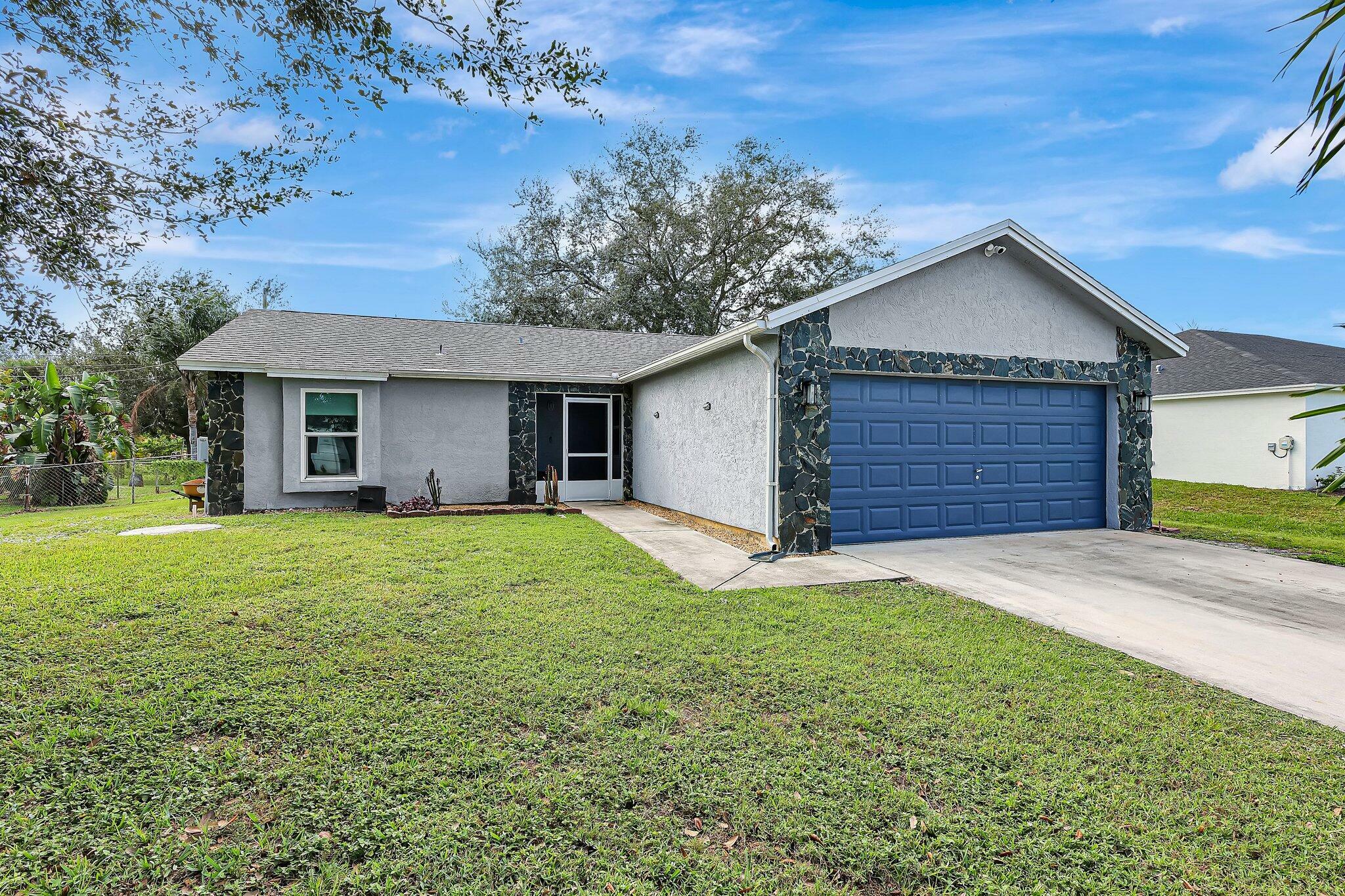 Property Photo:  552 SW Lawler Avenue  FL 34953 