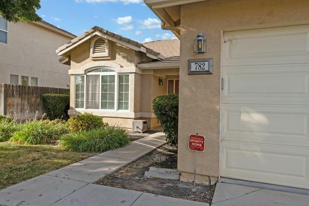 Property Photo:  782 Tamarack Way  CA 93635 