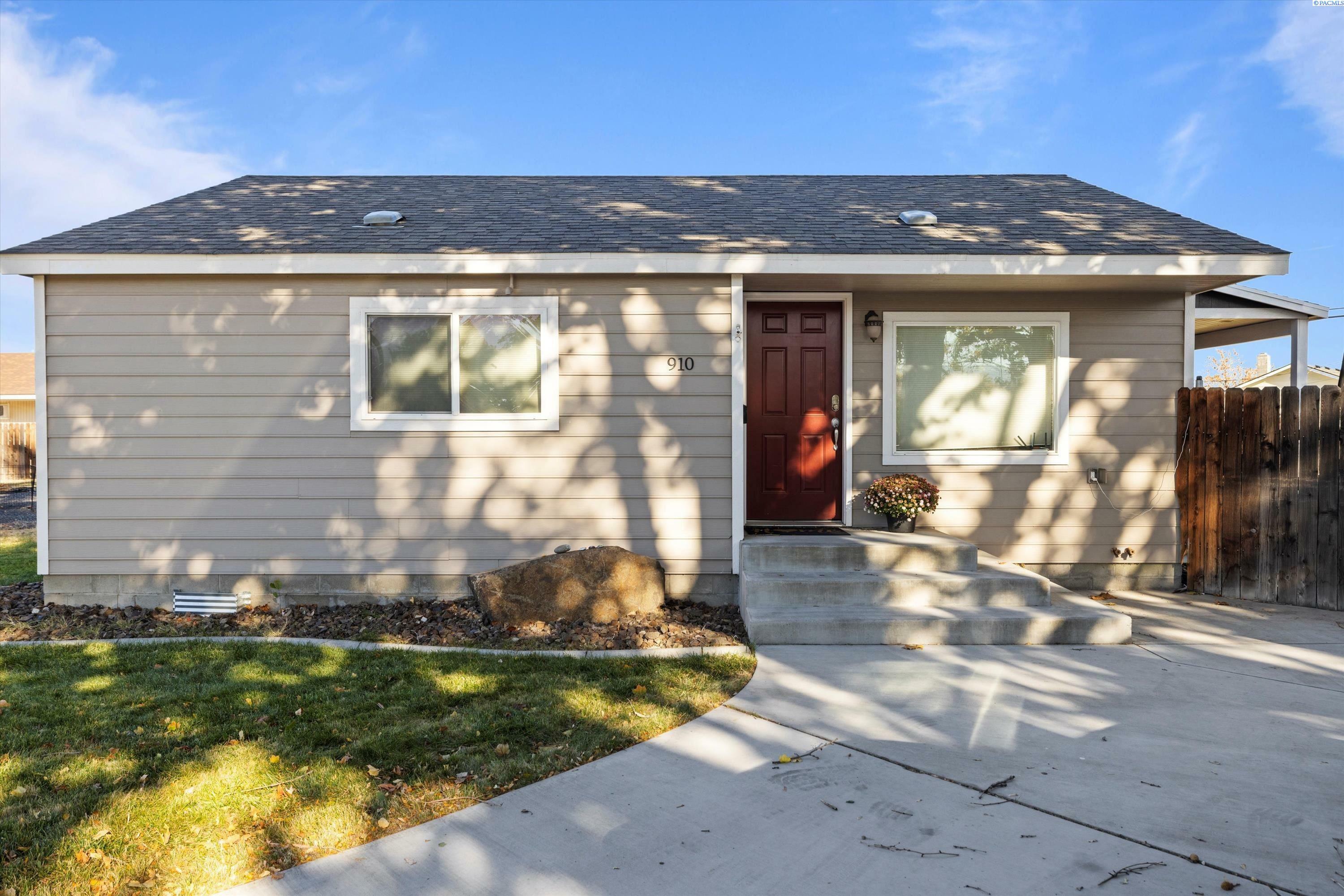 Property Photo:  910 Sanford Ave  WA 99352 