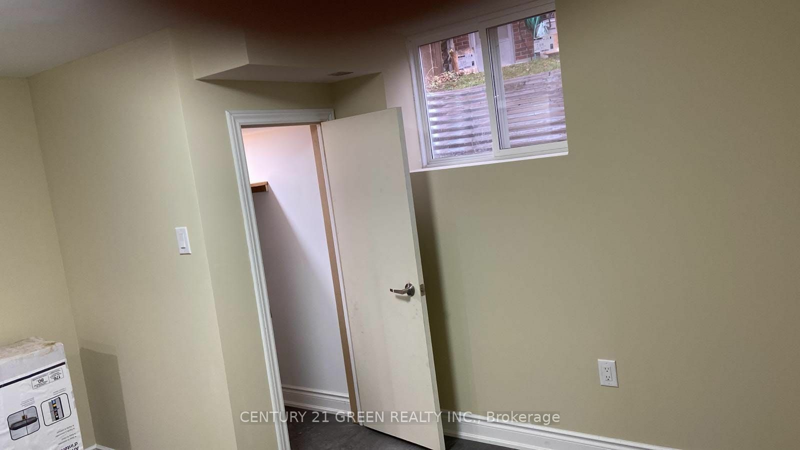 Property Photo:  25 Thornridge Cres Lower  ON N2M 4V9 