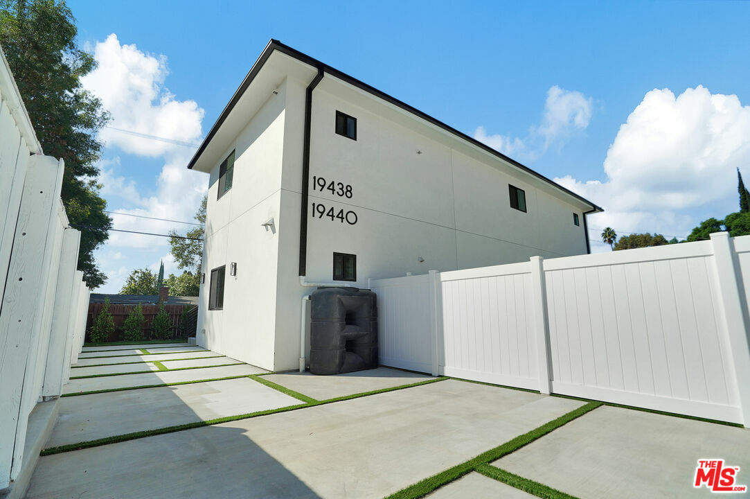 Property Photo:  19442 Strathern St 19440  CA 91335 