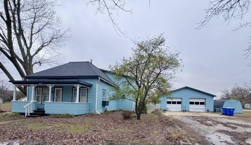 Property Photo:  210 9th Ave SW  IA 50662 