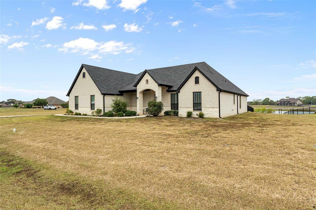 Property Photo:  4014 Upper Lake Circle  TX 76049 