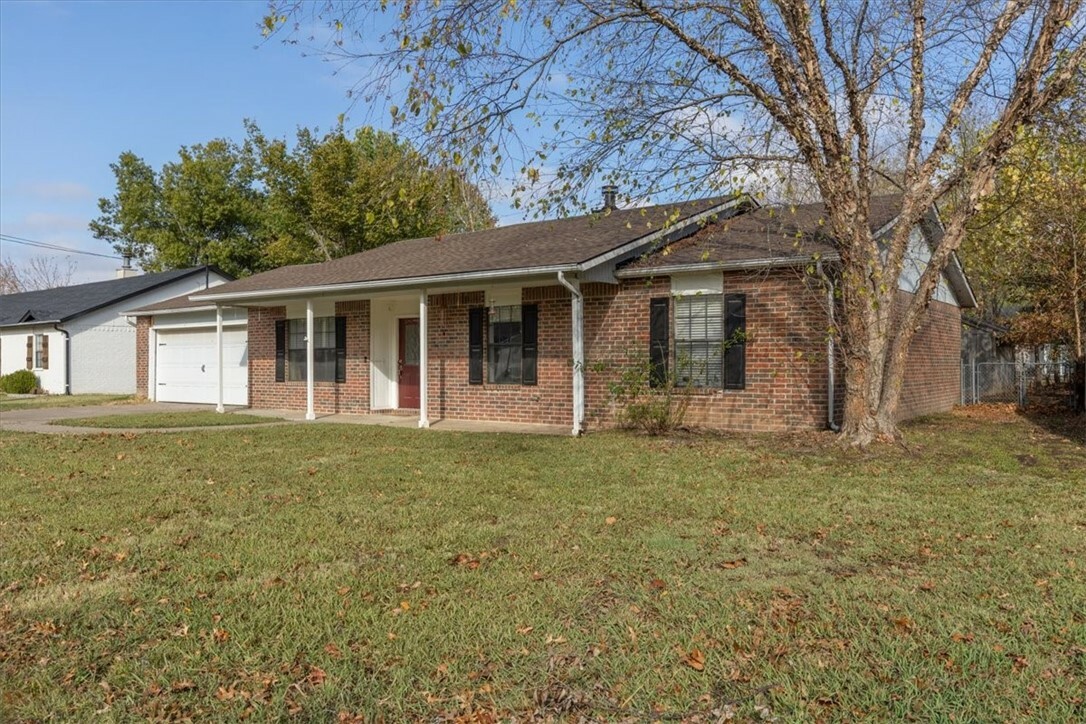 Property Photo:  402 SW 11th Street  AR 72712 