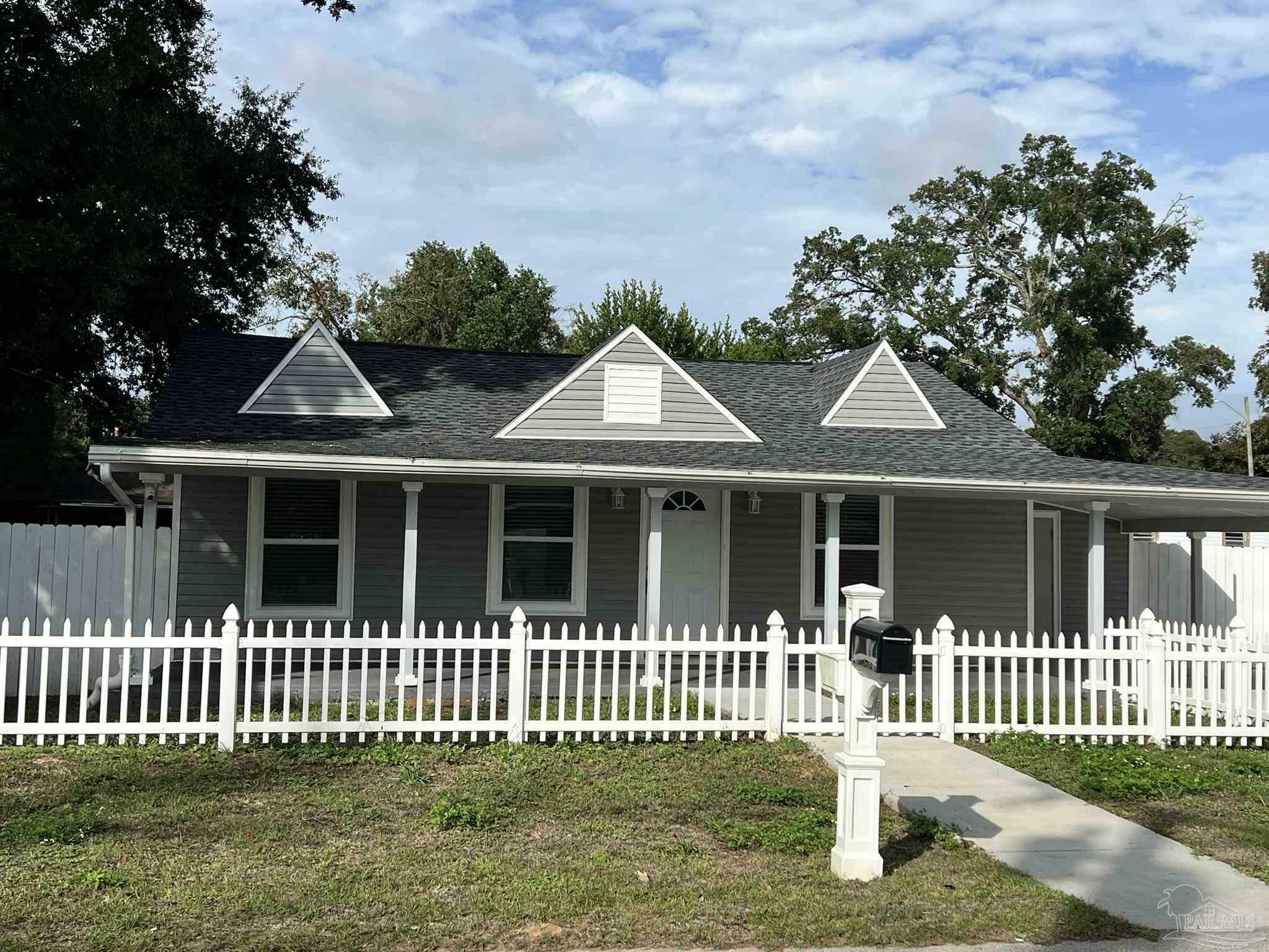 Property Photo:  2020 W Hernandez St  FL 32501 