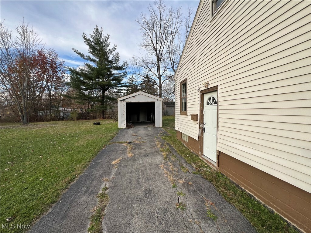 Property Photo:  2773 Burton Street SE  OH 44484 