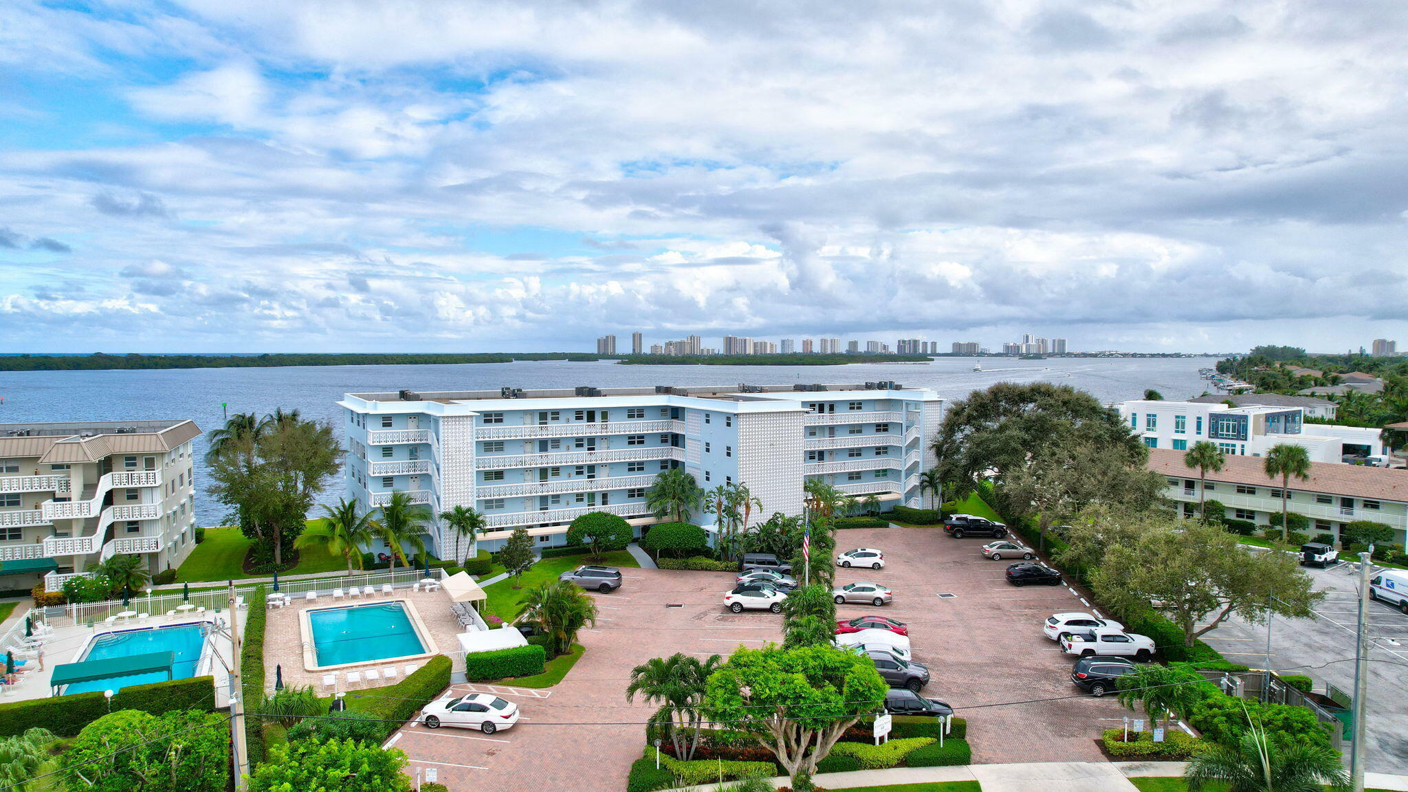 Property Photo:  60 Yacht Club Drive 106  FL 33408 