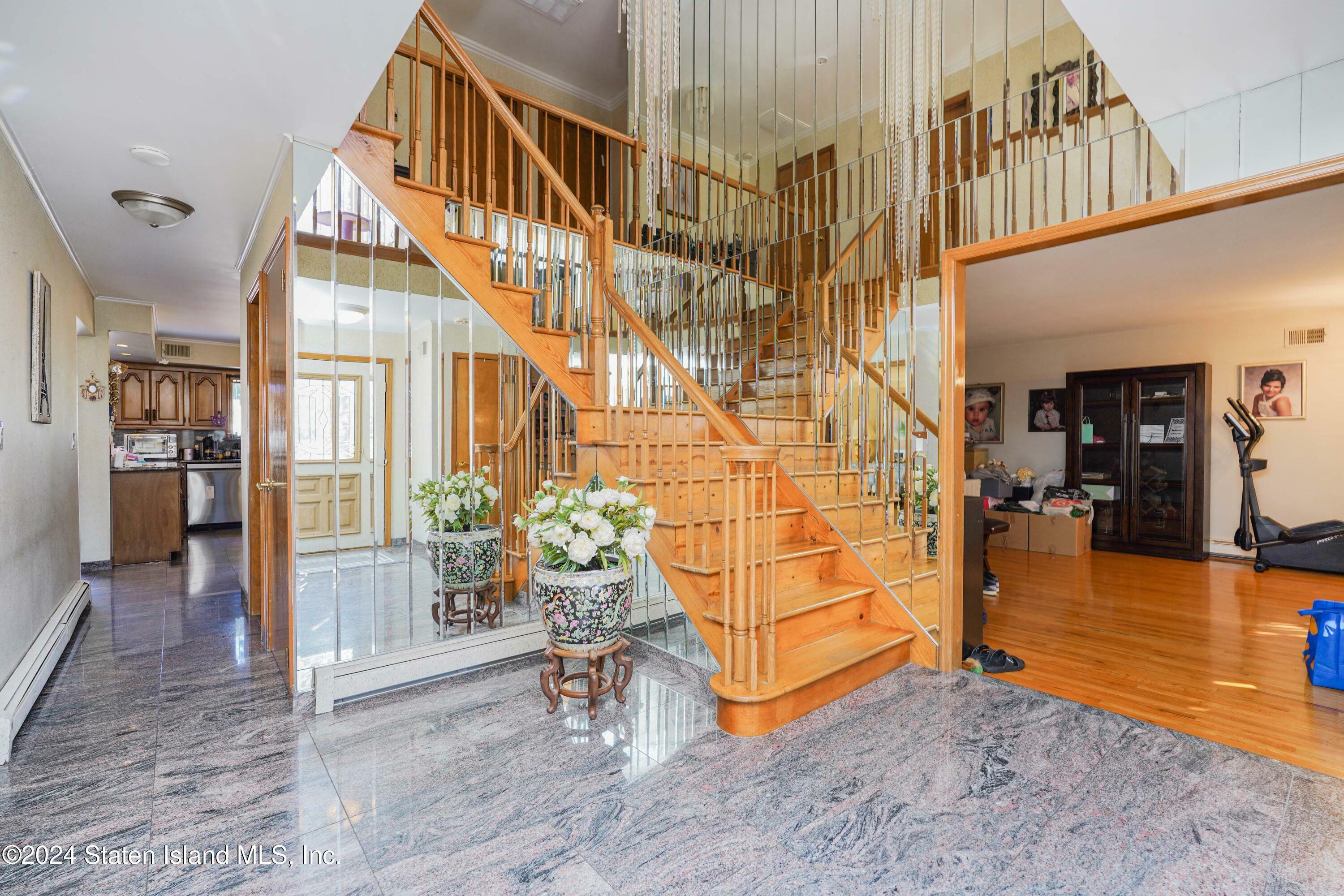 Property Photo:  551 Oakdale Street  NY 10312 