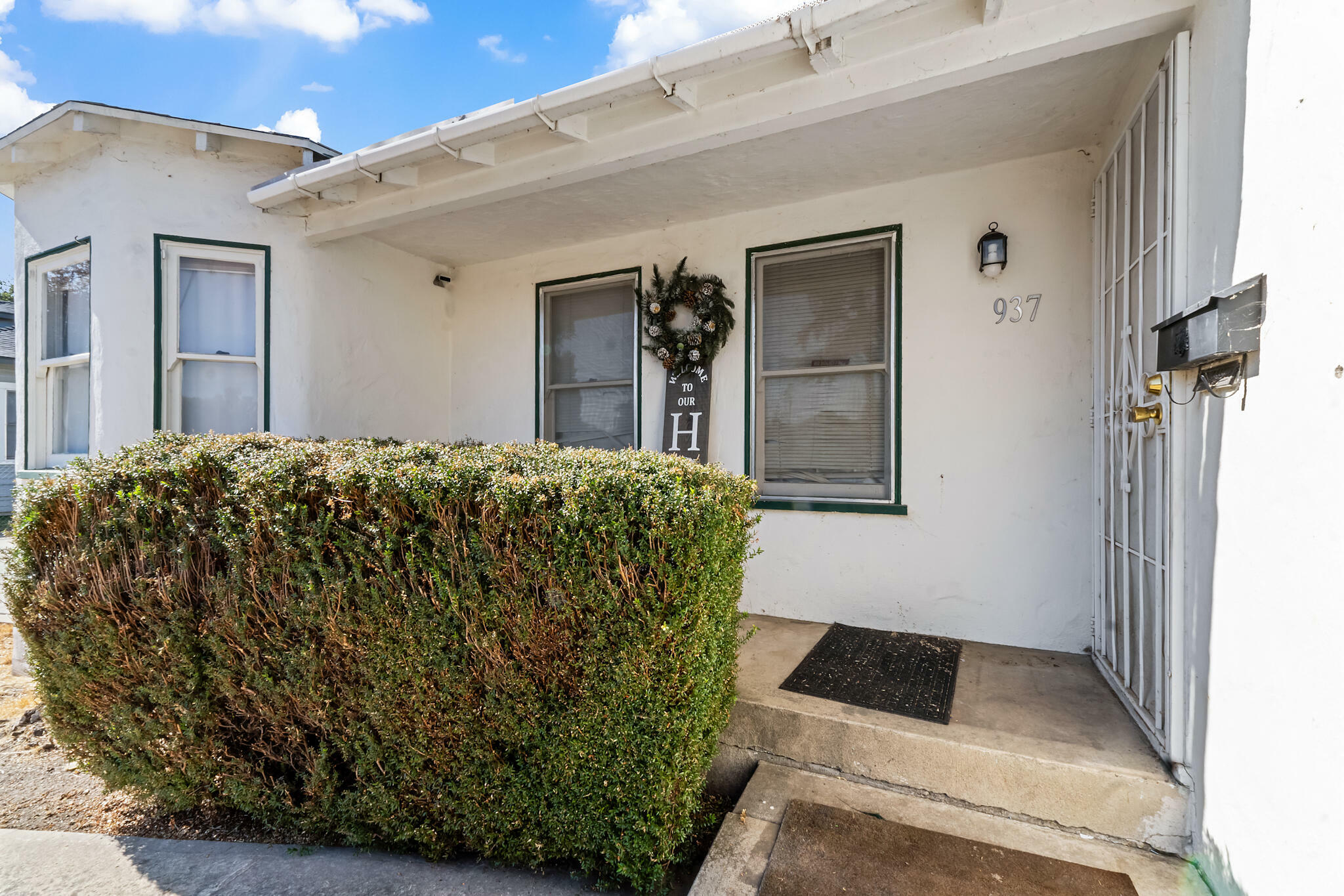 Property Photo:  937 N Conyer Street  CA 93291 