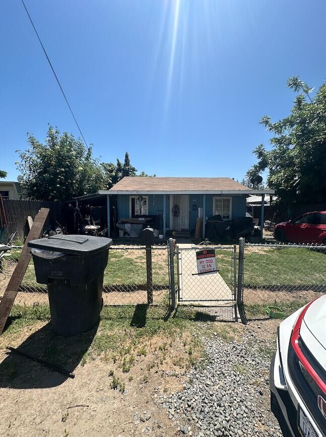 Property Photo:  1087 W Belleview Avenue  CA 93257 