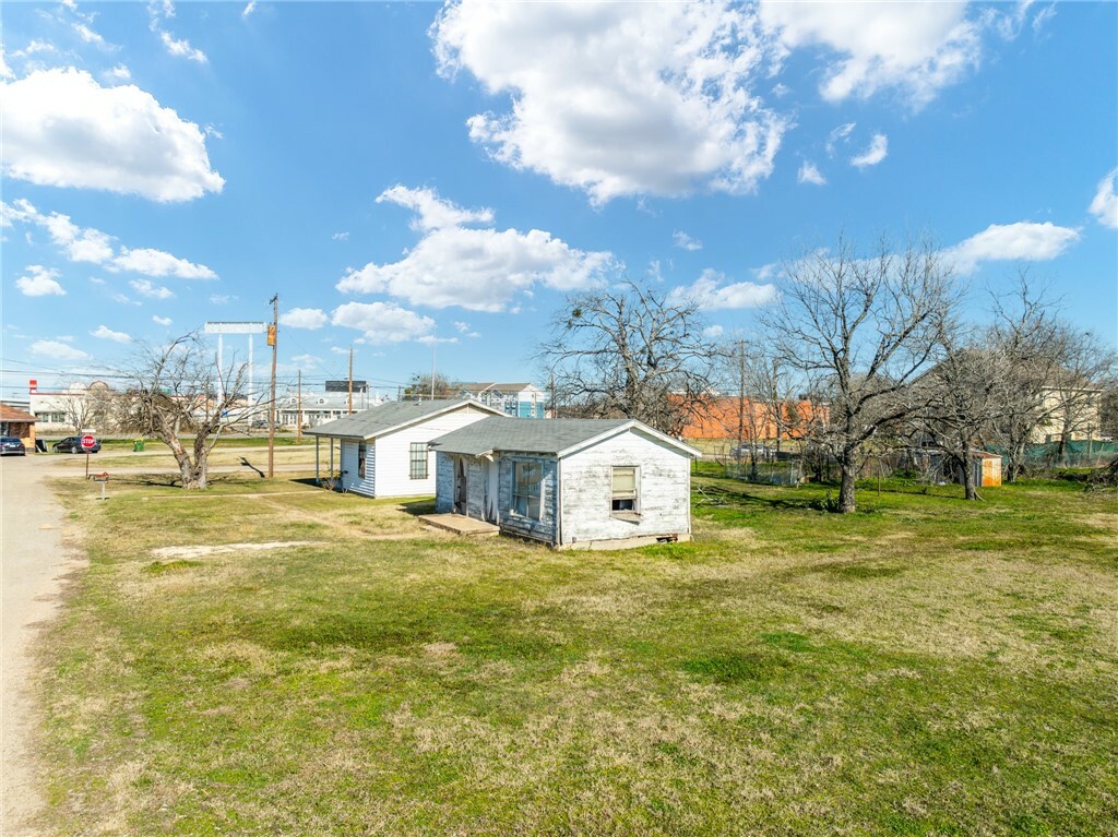 Property Photo:  415 E 20th Street  TX 76705 