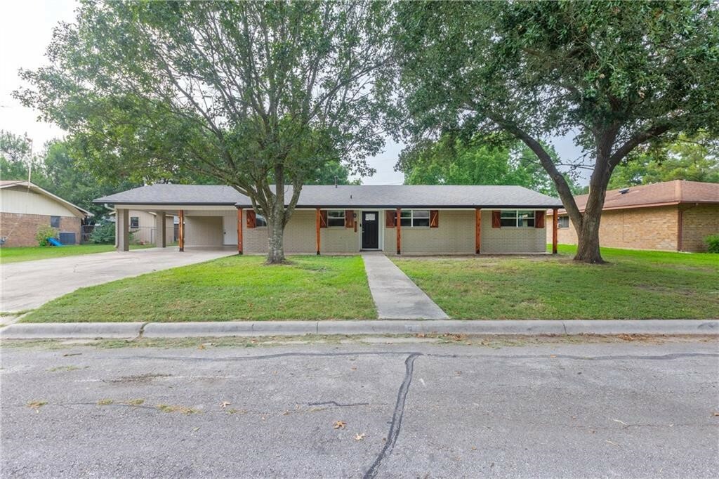 Property Photo:  915 Merritt Drive  TX 78644 