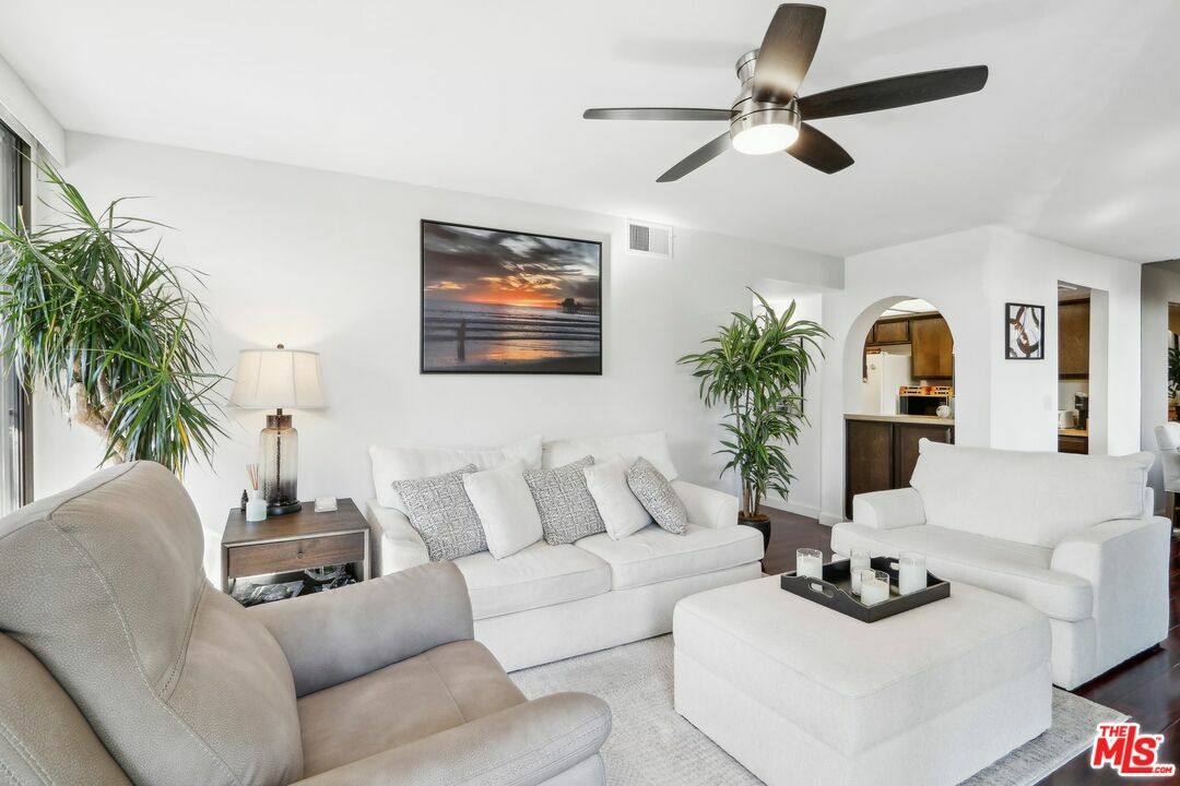 Property Photo:  1215  N Olive Dr 203  CA 90069 