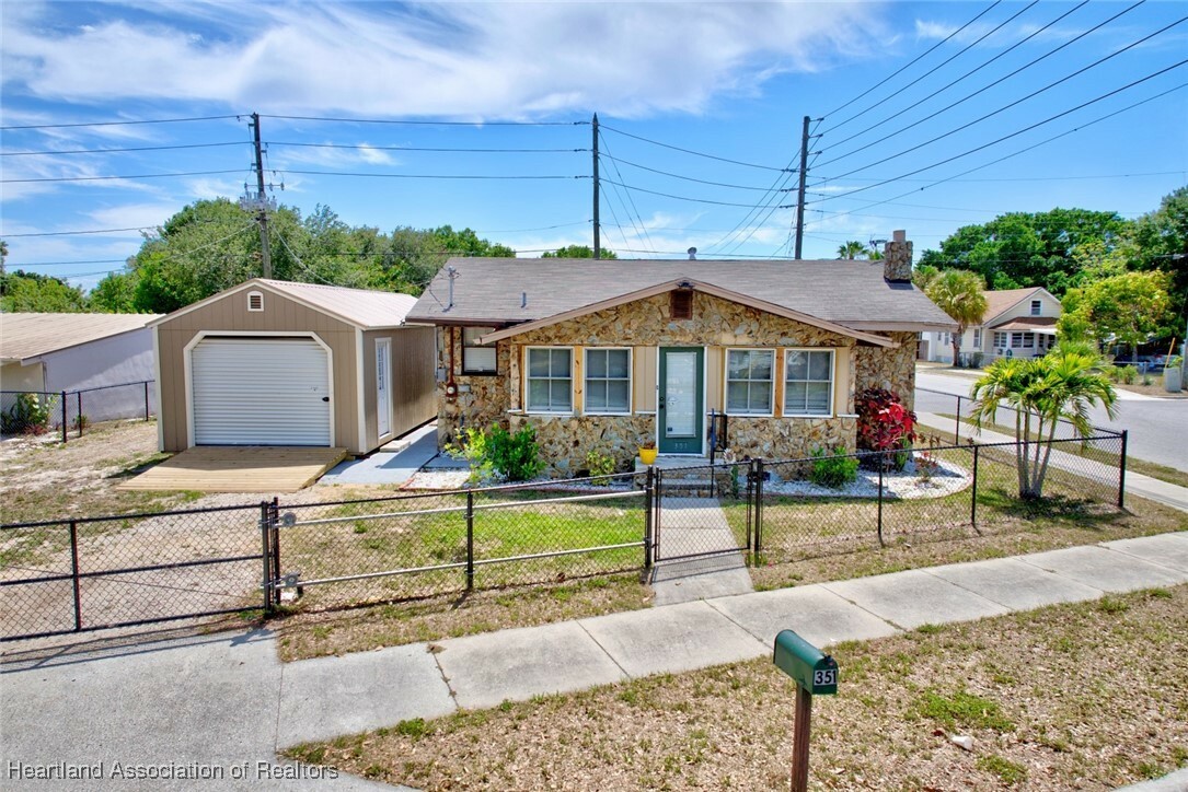 Property Photo:  351 N Commerce Avenue  FL 33870 