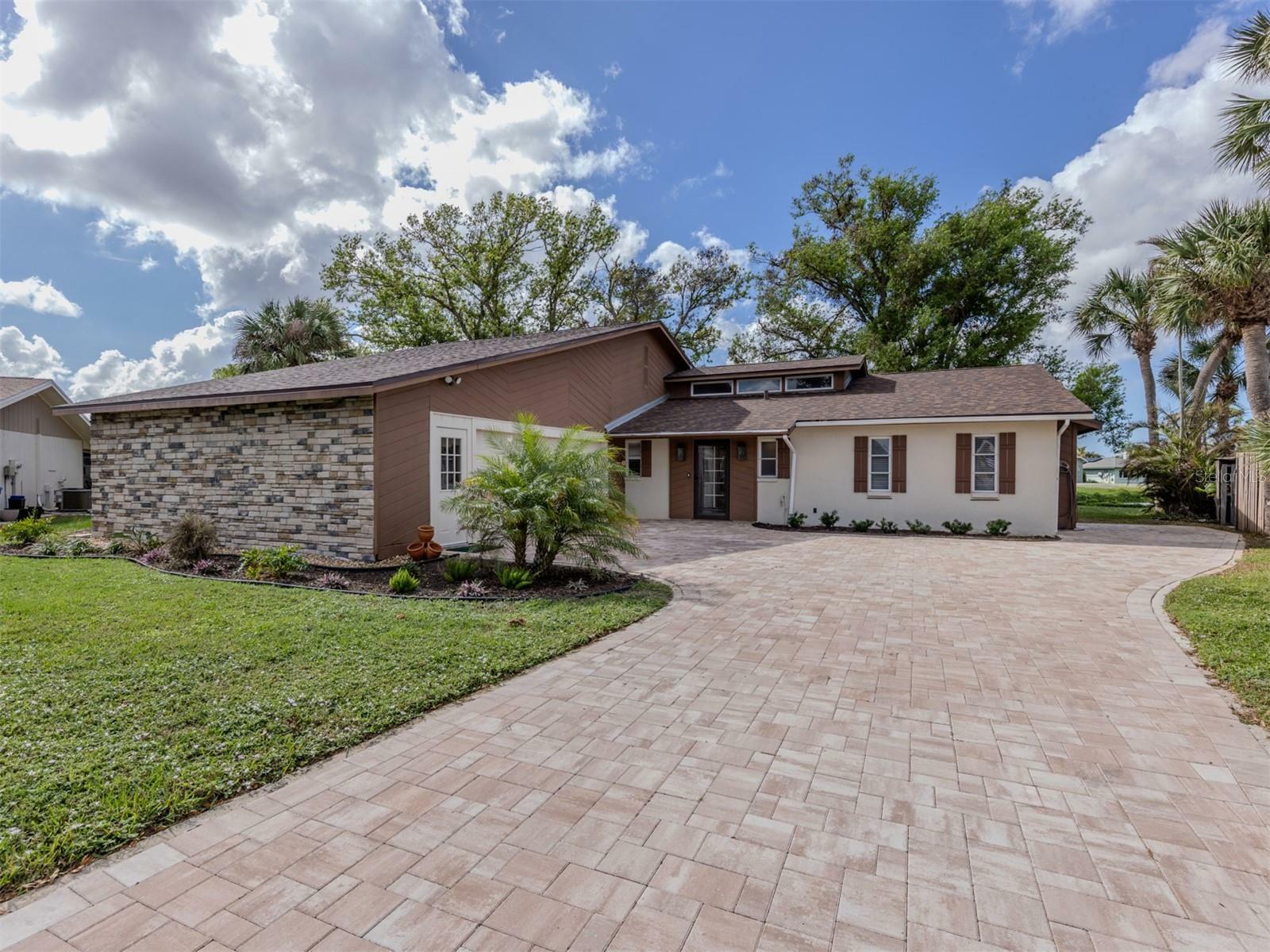 Property Photo:  1141 Sleepy Hollow Court  FL 34285 