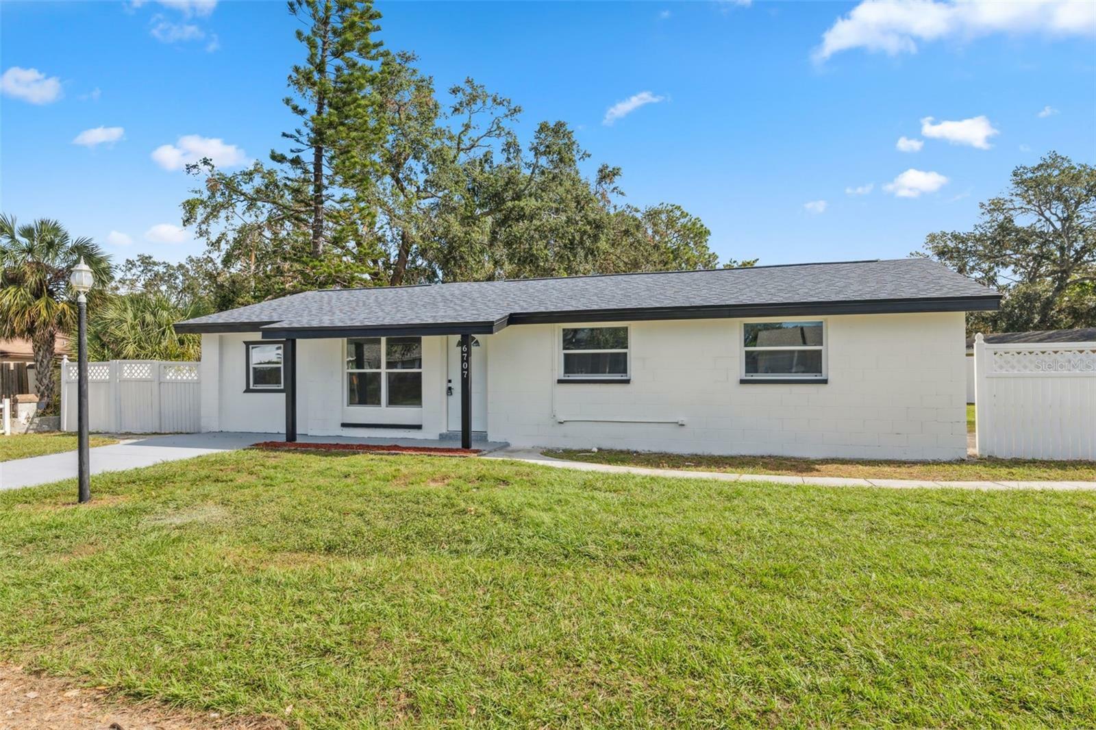 Property Photo:  6707 Runningwoods Drive  FL 33634 