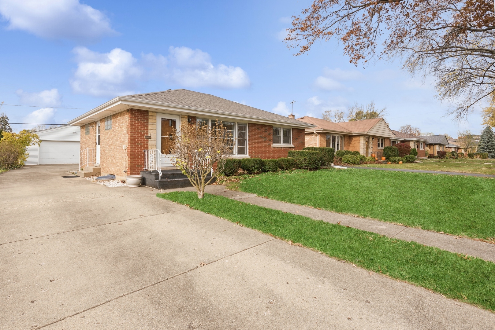 Property Photo:  158 S Hale Street  IL 60067 