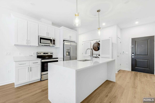 Property Photo:  74 Clarendon Place 204  NJ 07601 