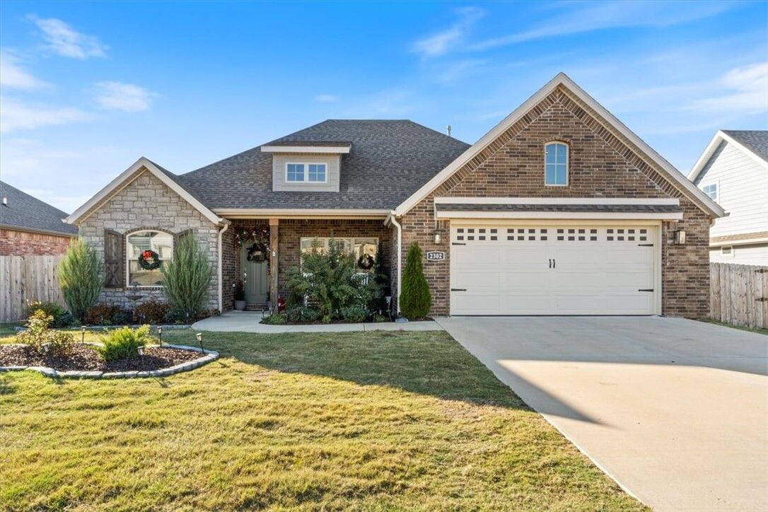 Property Photo: 2302 N Elisabeth Street AR 72761