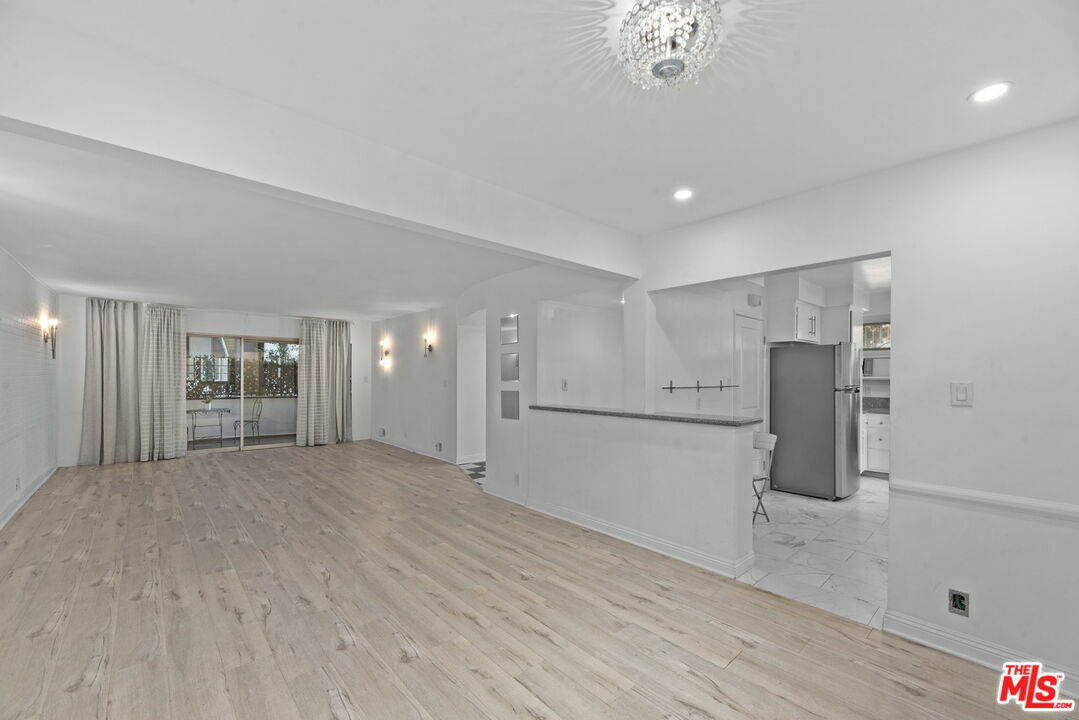 Property Photo:  332 S Elm Dr #1  CA 90212 