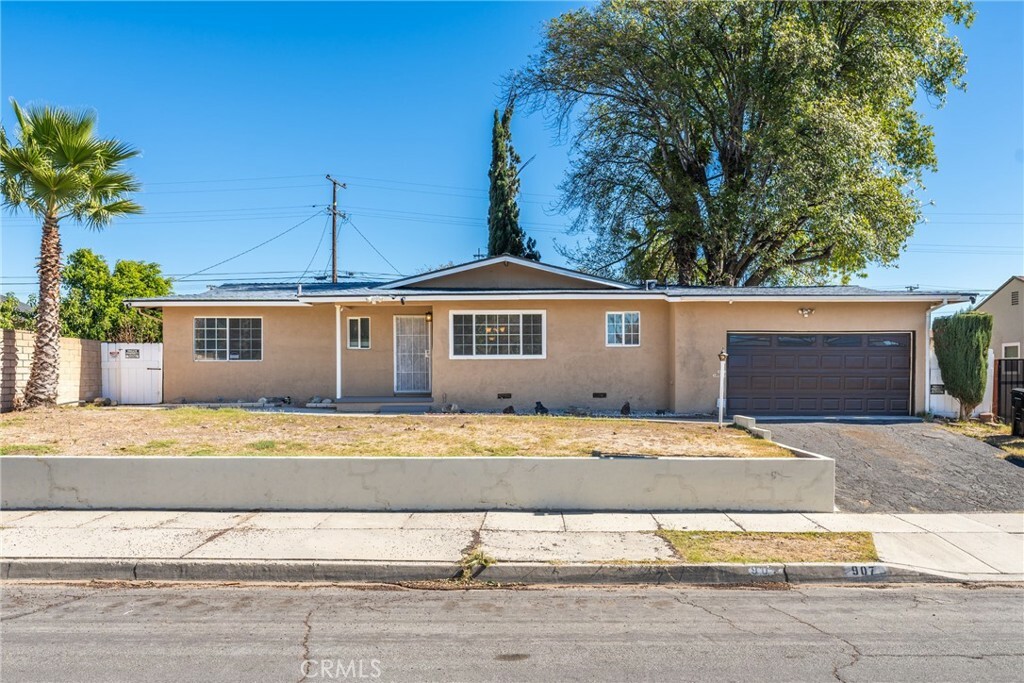 Property Photo:  907 N Clifford Avenue  CA 92376 