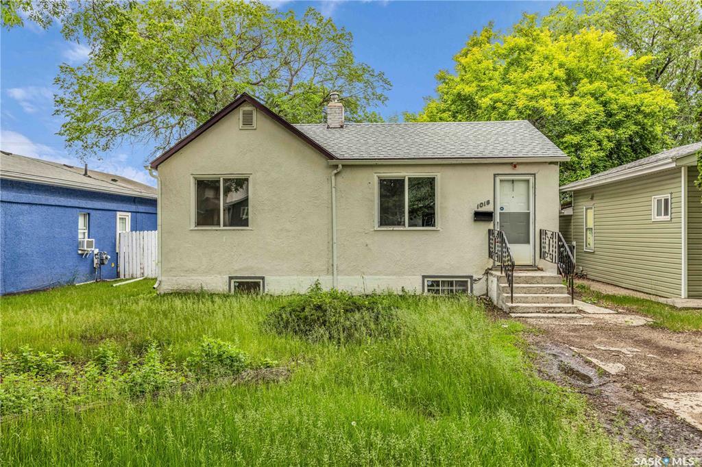 Property Photo:  1018 9th Street E  SK S7H 0N2 