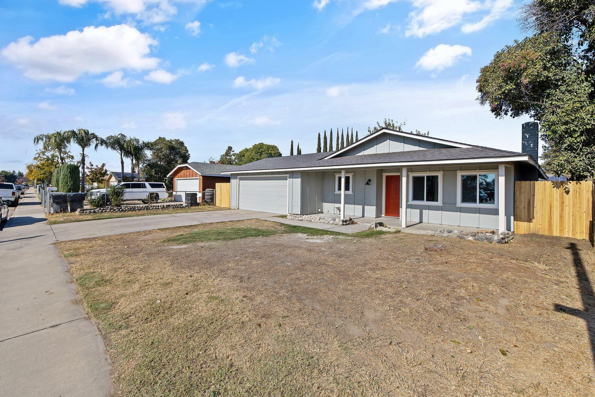 Property Photo:  1702 W Elowin Avenue  CA 93291 