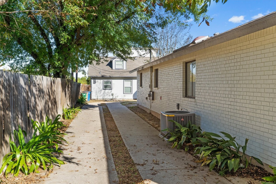 Property Photo:  13323 Villa Park Dr Unit B  TX 78729 