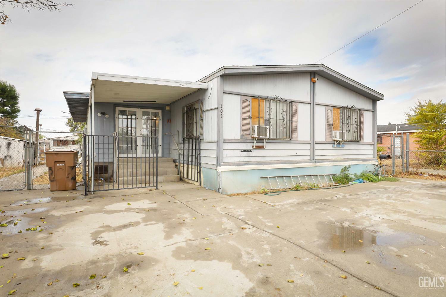 Property Photo:  202 Wiseman Street  CA 93307 